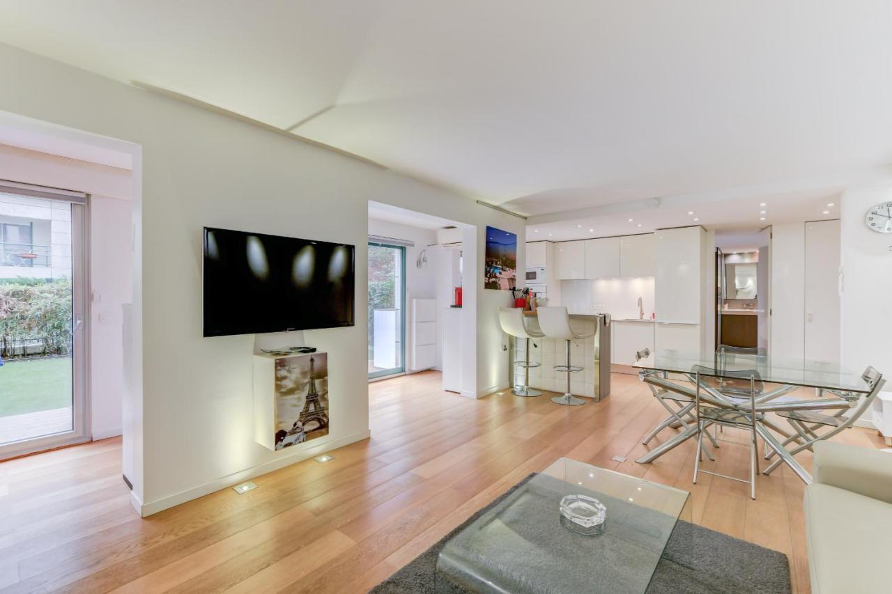 Standing A En Centre Apartment