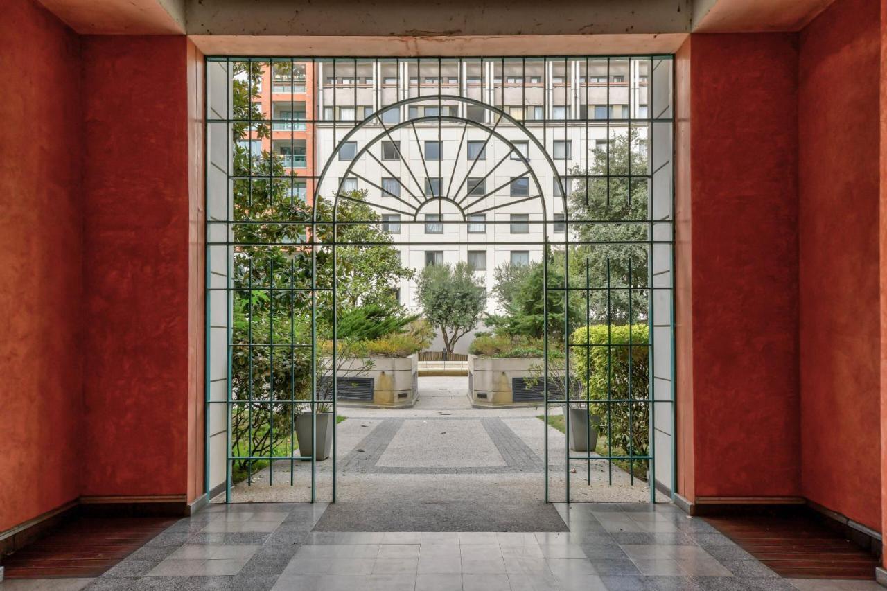 Standing A En Centre